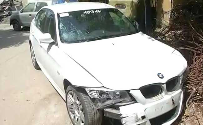 نوئیڈا: تیز رفتار BMW کار نے ماری ٹکر