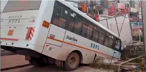 جیڈی میٹلا میں پرائیویٹ بس کی موٹر سائیکل کو ٹکر