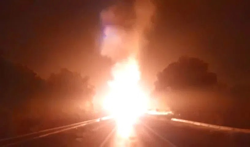 آندھرا پردیش: ٹرک میں آگ لگتے ہی ایل پی جی سلنڈر پھٹ پڑا