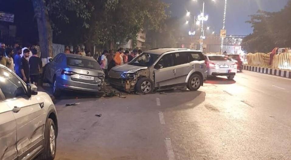  نشے میں دھت شخص نے ممبئی میں تیز رفتاری سے 2 کھڑی کاروں کو ٹکر مار دی