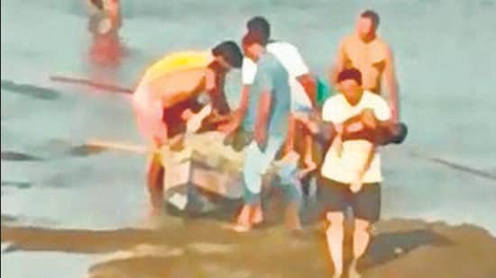 ممبئی کے ساحل پر دو بچے سمندر میں ڈوب گئے، اور تین کو بچا لیا گیا۔