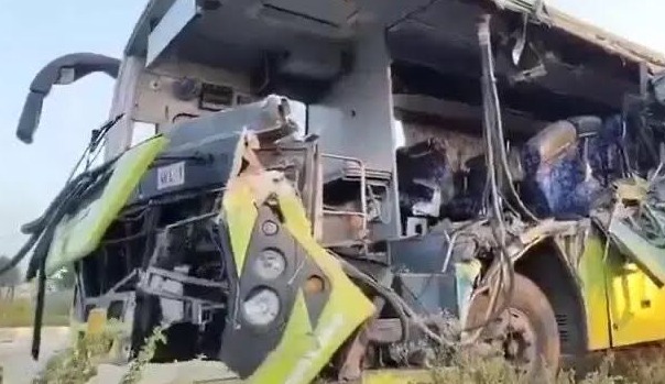 جنگاؤں: آر ٹی سی بس ریت سے بھری لاری سے ٹکرائی، دو ہلاک، متعدد زخمی