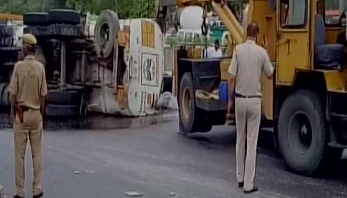 دہلی: اے ٹی ایف لے جا رہا ٹینکر پلٹ گیا، ایندھن سڑک پر پھیلنے سے ٹریفک میں خلل 