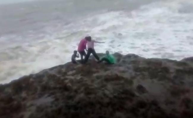 سیلفی لینے کے چکر میں گئی جان، سمندر کنارے پر بلند لہروں میں بہے تین نوجوان