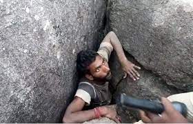 تلنگانہ کاماریڈی کے جنگل میں غار میں  پھنسے آدمی کو بچا لیا گیا 