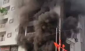 گچی باؤلی میں اپارٹمنٹ میں آتشزدگی کا واقعہ، کئی افراد کو محفوظ بچا لیا گیا، 15 گاڑیاں جل کر خاکستر 