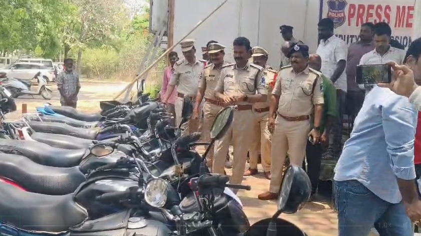 ڈنڈیگل میں دو عادی بائیک چور گرفتار، 24 موٹر سائیکلیں برآمد