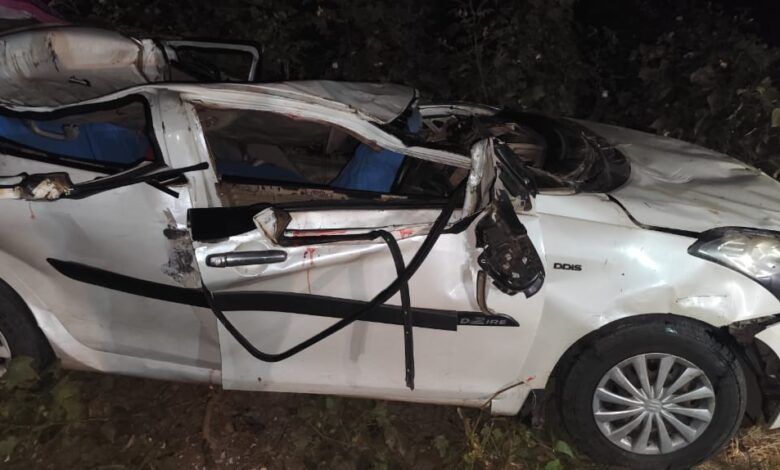 عادل آباد میں قومی شاہراہ پر تیز رفتار کار الٹنے سے 3 کی موت، 1 زخمی