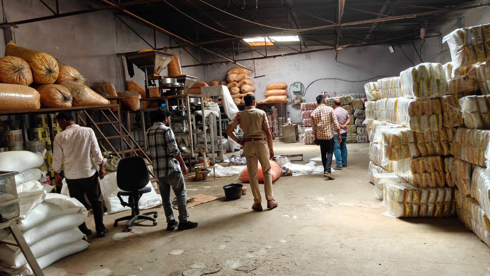 حیدرآباد پولیس نے غیر معیاری غذائی اشیاء ضبط کی 