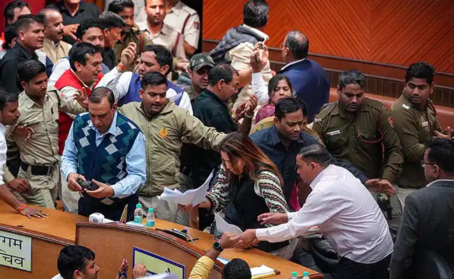 بی جے پی کے کونسلروں نے دہلی کی میئر شیلی اوبرائے پر جان لیوا حملہ کیا 
