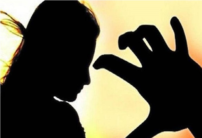 یوپی: نابالغ کو یرغمال بنا کر کیا گینگ ریپ، چھیڑچھاڑ سے تنگ آکر لڑکی نے خود کو آگ لگالی