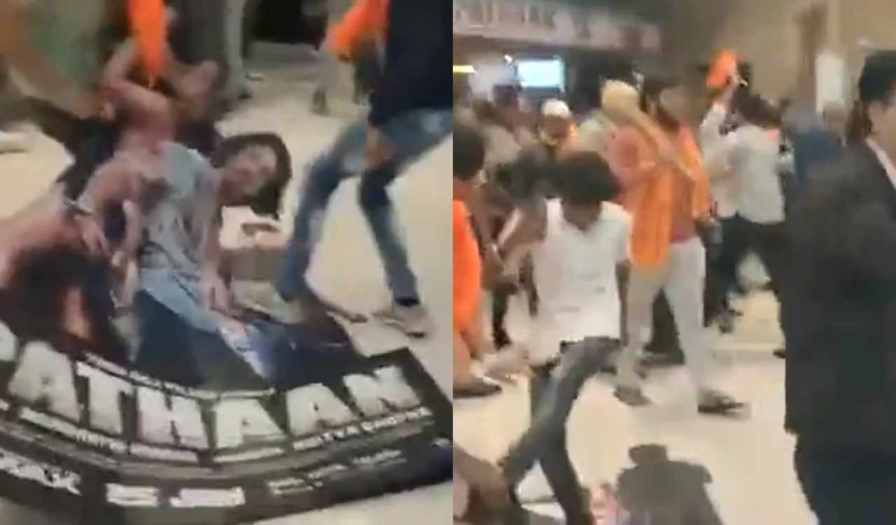 گجرات کے مال میں بجرنگ دل کے ممبران نے پھاڑے پٹھان فلم کے پوسٹر