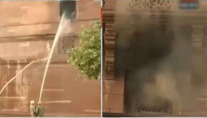 دہلی کے ساؤتھ بلاک میں گیٹ نمبر 8 کے پاس لگی آگ، کوئی جانی نقصان نہیں