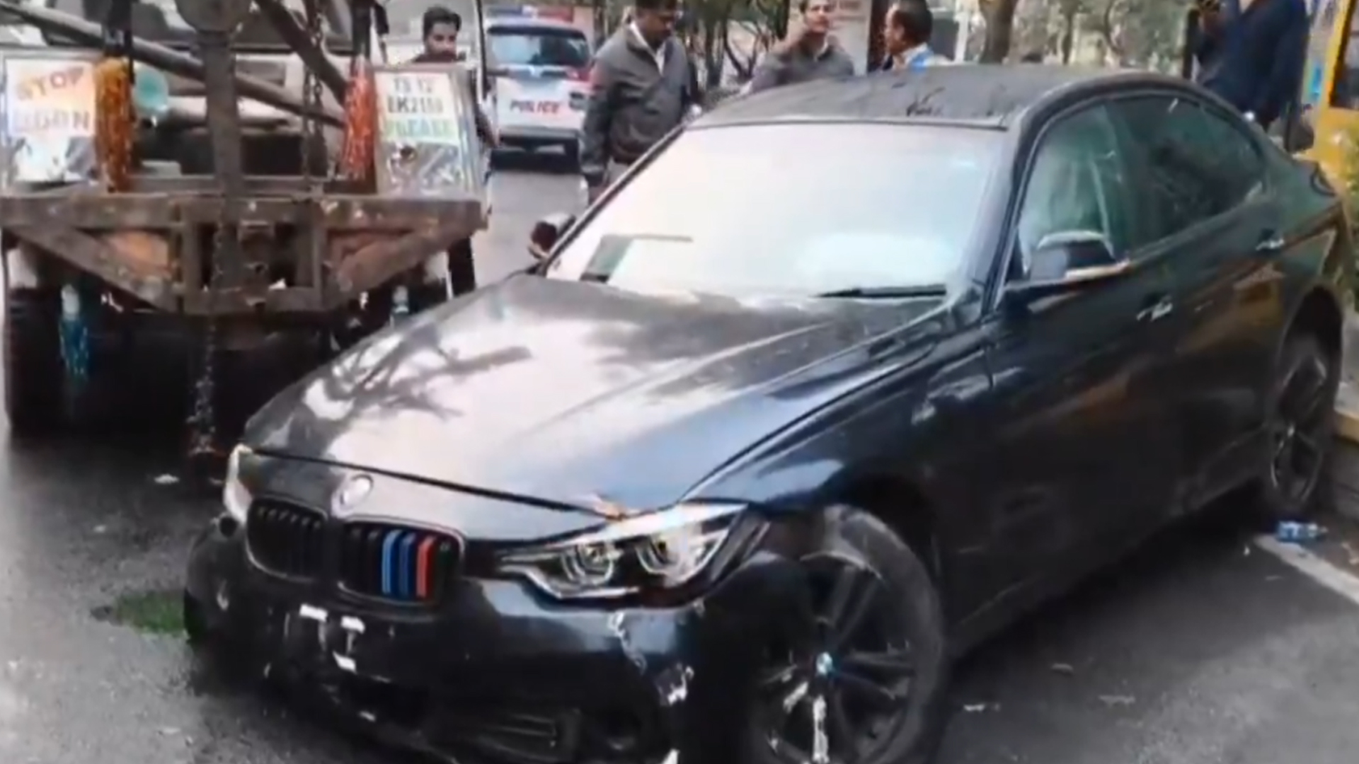 فلم نگر میں تیز رفتار بی ایم ڈبلیو کار حادثے کا شکار