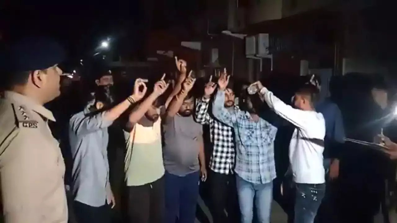 گجرات پولیس نے دیر رات نشے میں ڈانس کرنے  پر 7 افراد کو گرفتار کر لیا