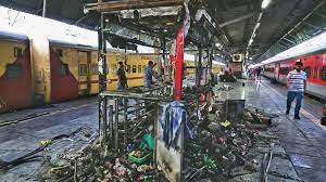 ممبئی ریلوے اسٹیشن کے پلیٹ فارم پر فوڈ اسٹال میں آگ لگ گئی