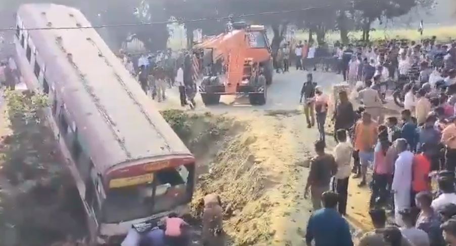 اتر پردیش: بس بے قابو ہو کر نہر میں جا گری، موقع پرتین افراد جاں بحق