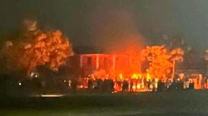 منی پور کے وزیر اعلی کے دورے سے قبل ہجوم نے تقریب کے مقام کو آگ لگا دی