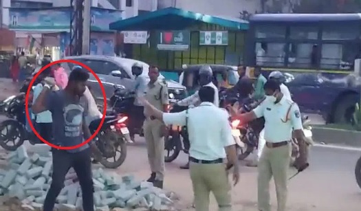 نشے میں دھت شخص نے پولیس اہلکاروں پر حملہ کیا