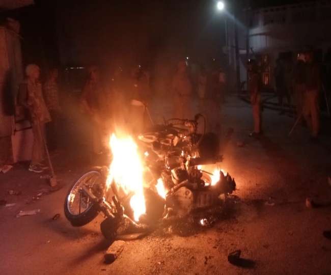 حیدرآباد: جیڈی میٹر میں گھروں کے سامنے کھڑی بائیک کو آگ لگ گئی..