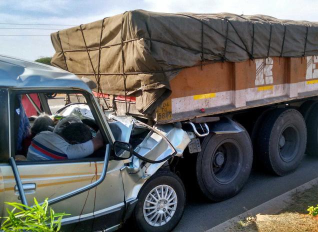 آندھرا میں سڑک حادثے میں پانچ افراد ہلاک، 15 زخمی