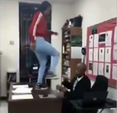 طالب علم نے ٹیبل پر چڑھ کر ٹیچر کو ماری لات اور تپھڑ
