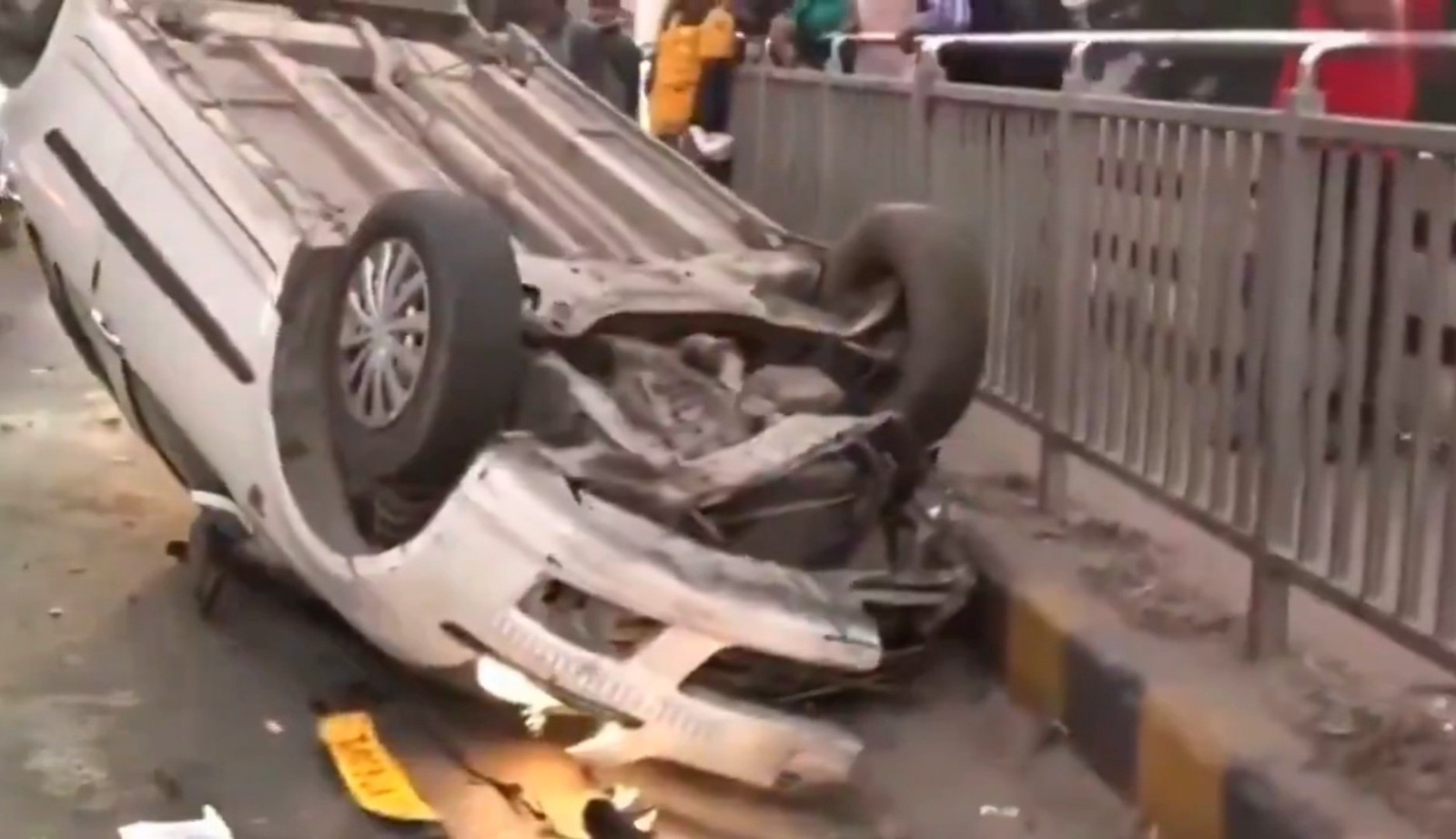 حیدرآبادکے  بیگم  پیٹ فلائی اوور سے کار نیچے گر پڑی،چار افراد زخمی