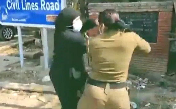 گروگرام میں حجاب میں ملبوس غیر ملکی خاتون نے ٹیکسی ڈرائیور کے ساتھ ہاتھا پائی