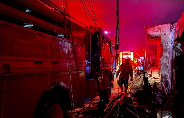 انڈونیشیا میں ایندھن کے ذخیرہ میں دھماکہ، ہلاکتوں کی تعداد 17 ہوئی