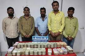 حیدرآباد پولیس نے ایک اور ہوالا ریکیٹ کا پردہ فاش کیا ہے اور 63.50 لاکھ روپئے نقد ضبط کئے ہیں۔