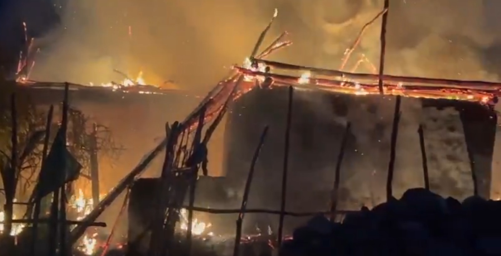 اندھرا پردیش  کاکیناڈا ضلع  میں خوفناک آتشزدگی کا واقعہ، 40 مکانات جل کرخاکستر