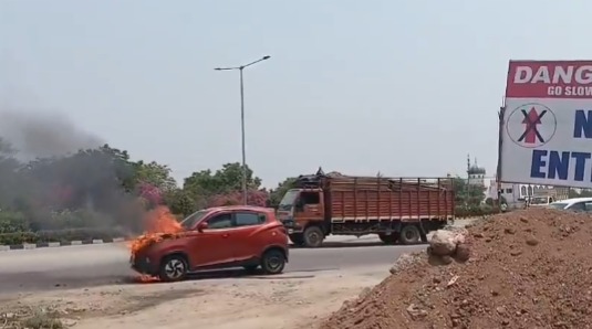 میڈچل میں چلتی کار میں اچانک آگ، ڈرائیور کی حاضر دماغی سے مریض محفوظ