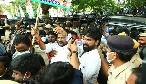 حیدرآباد میں ایک منصوبہ بند احتجاج کے دوران ریونت ریڈی گرفتار