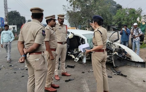  تلنگانہ کے کھمم ضلع میں خوفناک سڑک حادثہ: تین نوجوان ہلاک دو زخمی