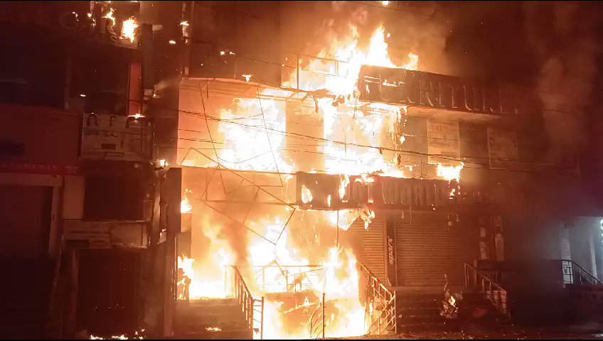 کوکٹ پلی میٹرو اسٹیشن کے قریب فرنیچر شوروم کی عمارت میں لگی زبردست آگ