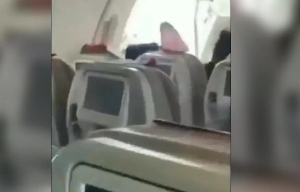 ہوا میں اڑتے جہاز کا مسافر نے کھول دیا ایمرجنسی دروازہ، پھر کیا ہوا؟