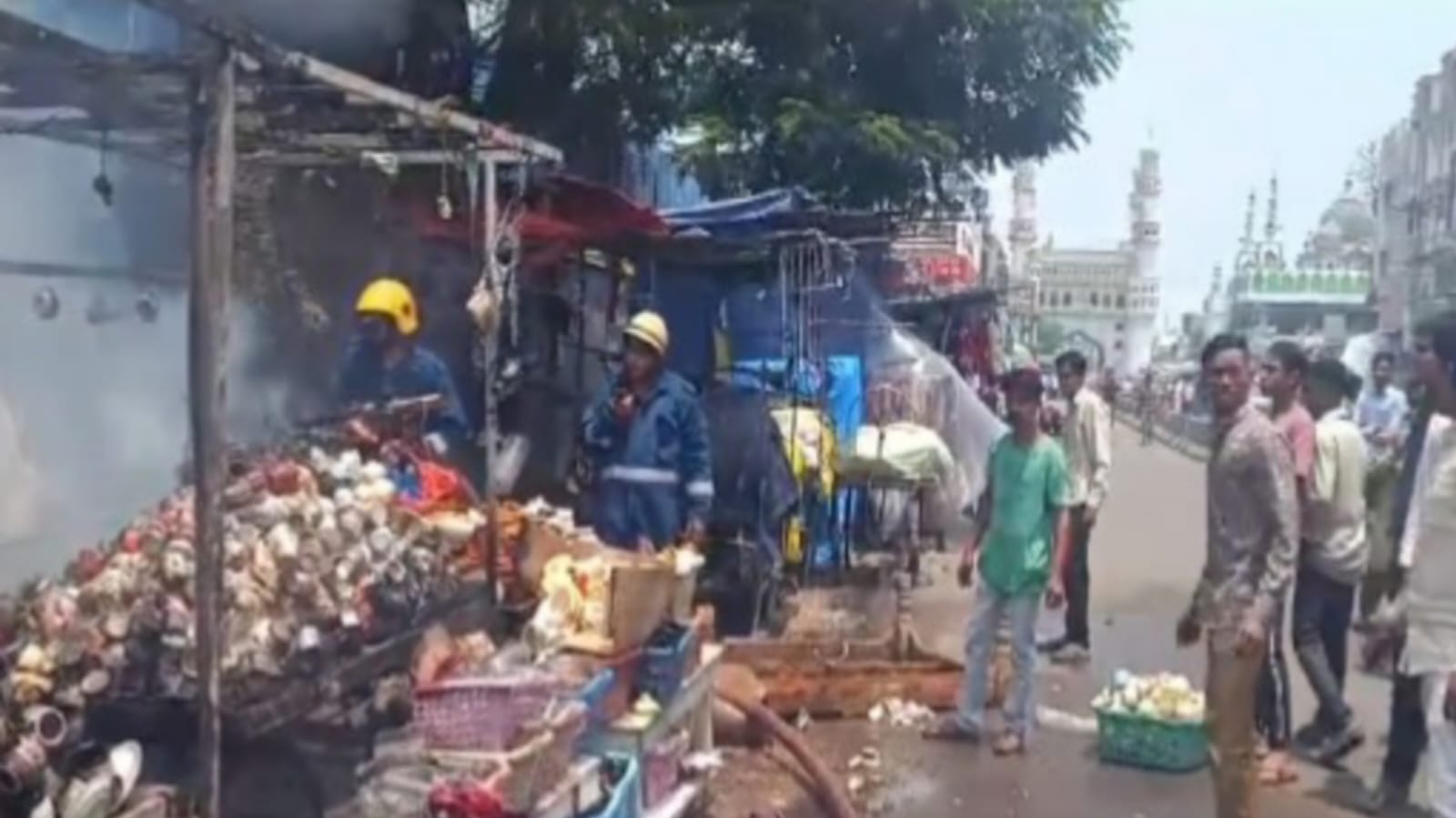 چارمینار بس اسٹاپ کے قریب آتشزدگی کا واقعہ، متعدد تاجر نقصان سے دوچار 