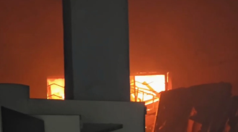 حیدرآباد کے عنبرپیٹ میں مہیندرا شو روم میں بھیانک آگ لگنے کا واقعہ