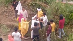 اتر پردیش: حکمران جماعت کے غنڈوں کی بلڈوزر کے ساتھ ایک بزگ کی زمین پر زبردستی قبضے کی کوشش