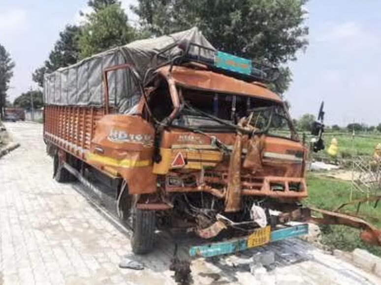 حیدرآباد کے قریب ٹرک کی جھونپڑی سے ٹکرانے سے ایک ہی خاندان کے 3 افراد ہلاک 