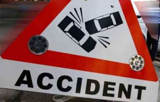 شمس آباد ایرپورٹ روڈ پر سڑک حادثہ ۔کار میں سوار تین افراد زخمی