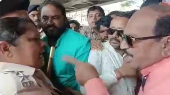 اوڈیشہ کے بی جے پی ایم ایل اے مشرا نے پولیس خاتون کو سرے عام دھکا دیا، مقدمہ درج