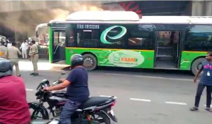 بیگم پیٹ میں چلتی TSRTC الیکٹرک بس میں آگ لگ گئی