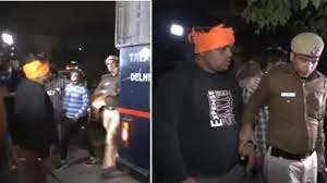 آفتاب کو لے جانے والی دہلی پولیس کی وین پر حملہ کرنے والے افراد کو عدالتی حراست میں بھیج دیا گیا