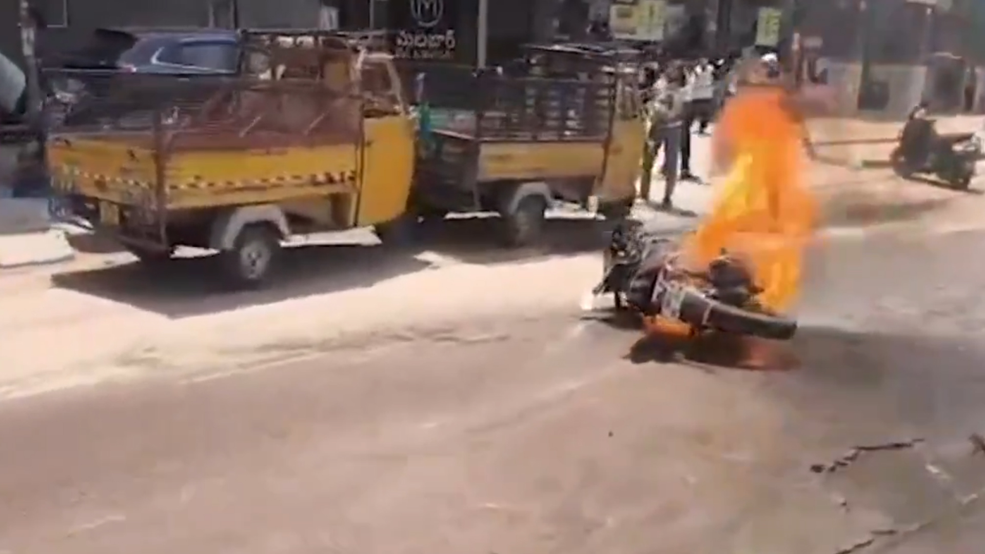 ٹولی چوکی میں چلتی موٹر سائیکل میں آگ لگ گئی