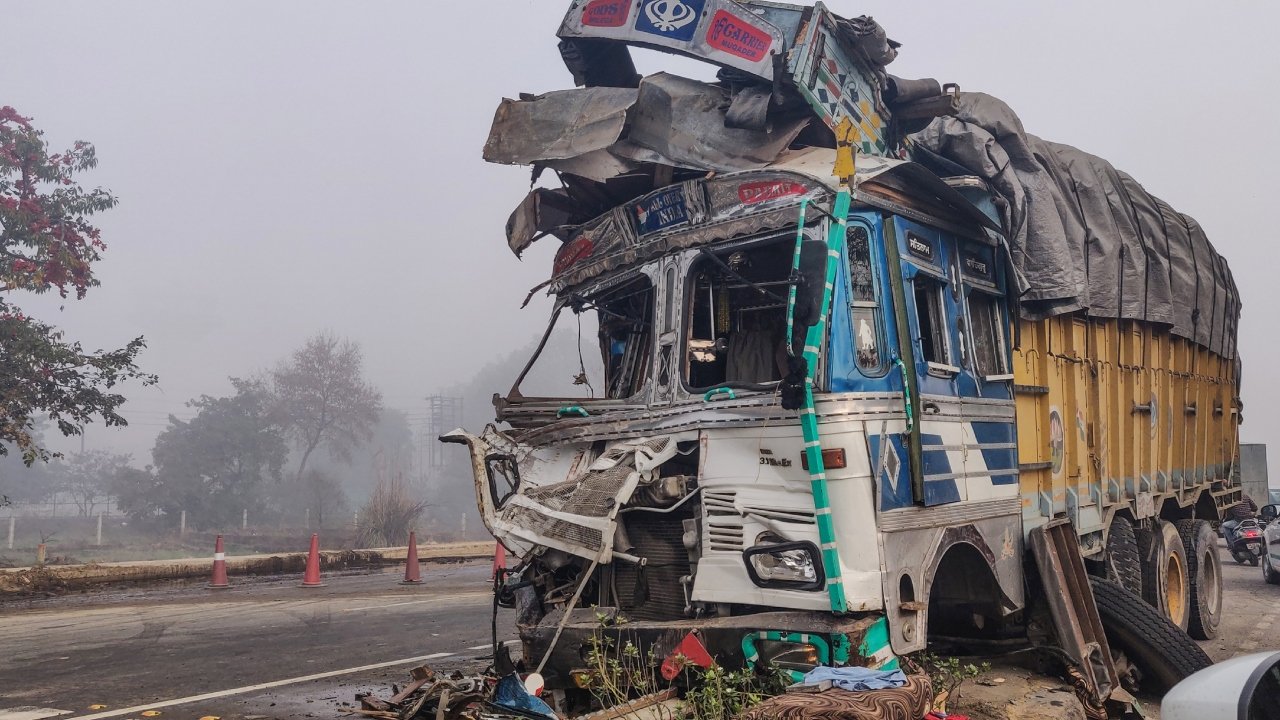 چھتیس گڑھ میں SUV کار اور ٹرک کی ٹکر میں شادی میں جانے والے 11 افراد ہلاک