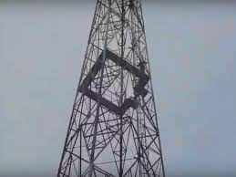 حیدرآباد:پانچ افراد بجلی کے ٹاورپر چڑھ گئے