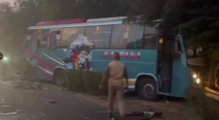 جی آر نوئیڈا ایکسپریس وے پر 2 بسوں کی ٹکر سے 3 افراد ہلاک اور 13 زخمی