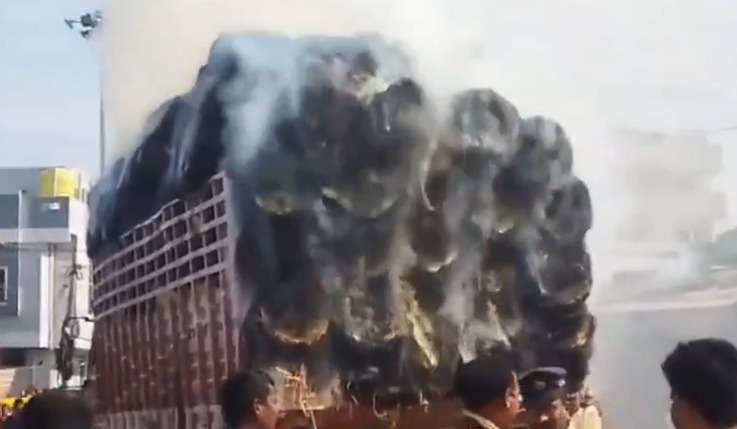 عادل آباد میں آئچر گاڑی میں اچانک آگ، بڑا حادثہ ٹل گیا