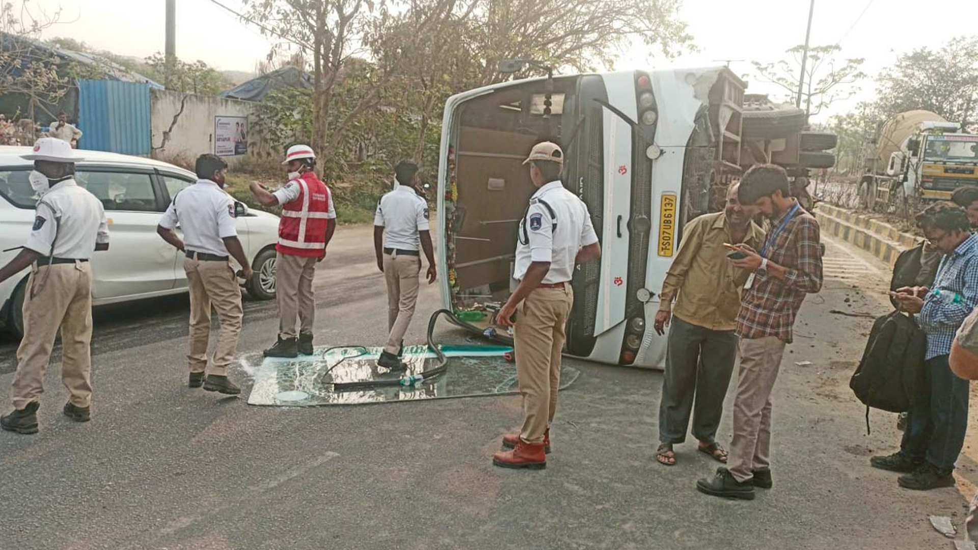 حیدرآباد کے میاں پور میں بس الٹنے سے کئی افراد زخمی ہوگئے